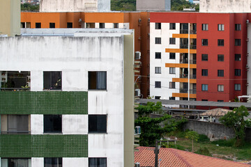 r&eacute;dio residencial urbano com fachada colorida