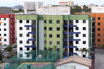 r&eacute;dio residencial urbano com fachada colorida