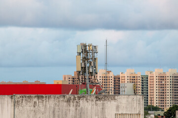Antena de telecomunica&ccedil;&atilde;o instalada no topo de um pr&eacute;dio residencial