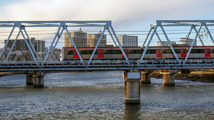 川を渡る電車