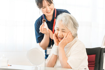 Fototapeta premium Senior women receiving care beauty, visiting beauty, and makeup therapy at a nursing home