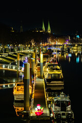 Blick von der Stephaniebr&uuml;cke auf die Schlachte an der Weser in Bremen an Weihnachten bei Nacht