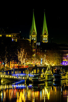 Blick von der Stephaniebr&uuml;cke auf die Schlachte an der Weser in Bremen an Weihnachten bei Nacht