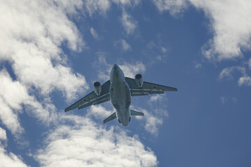 頭上を通過するＣー２輸送機