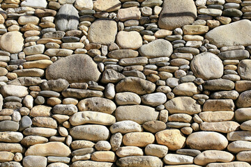 돌과 바위로 만든 견고한 건축 벽