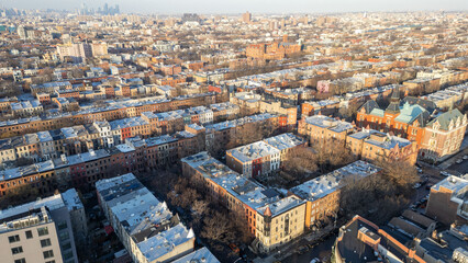 Obraz premium Brooklyn and Queens New York skyline with urban buildings and dramatic sky