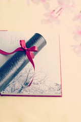 卒業証書と桜の花びら