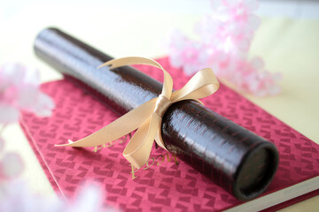 卒業証書と桜の花びら