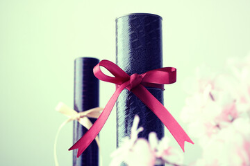 卒業証書と桜の花びら