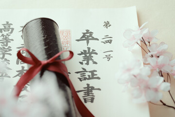 卒業証書と桜の花びら