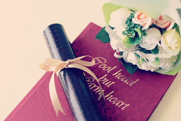 卒業証書と桜の花びら