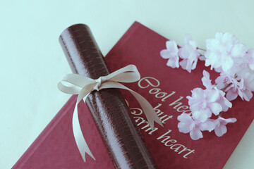 卒業証書と桜の花びら