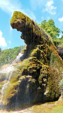 Cascata e grotta di Labante, nell'Appennino Emiliano. Provincia di Bologna, Emilia Romagna, Italia