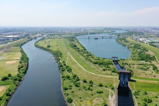 荒川と彩湖の空撮画像（埼玉県と東京都の県境）