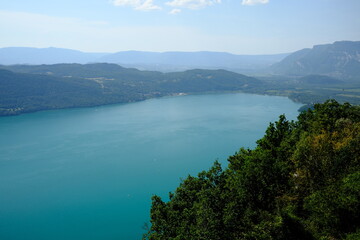 Vue panoramique d&rsquo;un lac de montagne entour&eacute; de collines
