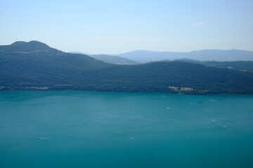 Obraz premium Lac turquoise entouré de montagnes sous une lumière douce