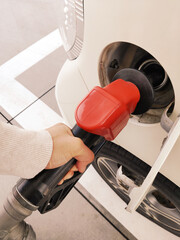 	ガソリンスタンドで給油