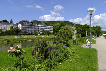 Fototapeta premium Kurpark und Rosengarten im Staatsbad Bad Kissingen, Unterfranken, Franken, Bayern, Deutschland