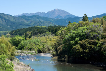 市房山をバックに球磨川の流れ
