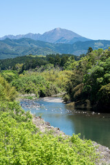 市房山をバックに球磨川の流れ
