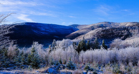 Zimowy g&oacute;rski pejzaż w pięknym porannym świetle