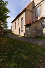 Kirchenburg in Kaltensundheim einem Ortsteil der Stadt Kaltennordheim, Biosph&auml;renreservat Rh&ouml;n, Landkreis Schmalkalden-Meiningen in Th&uuml;ringen, Deutschland