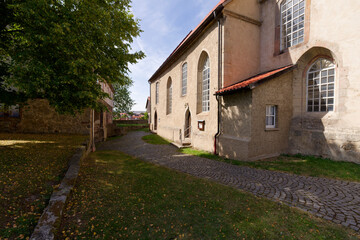 Kirchenburg in Kaltensundheim einem Ortsteil der Stadt Kaltennordheim, Biosph&auml;renreservat Rh&ouml;n, Landkreis Schmalkalden-Meiningen in Th&uuml;ringen, Deutschland