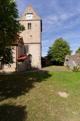 Kirchenburg in Kaltensundheim einem Ortsteil der Stadt Kaltennordheim, Biosph&auml;renreservat Rh&ouml;n, Landkreis Schmalkalden-Meiningen in Th&uuml;ringen, Deutschland