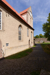 Kirchenburg in Kaltensundheim einem Ortsteil der Stadt Kaltennordheim, Biosph&auml;renreservat Rh&ouml;n, Landkreis Schmalkalden-Meiningen in Th&uuml;ringen, Deutschland
