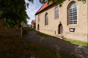 Kirchenburg in Kaltensundheim einem Ortsteil der Stadt Kaltennordheim, Biosph&auml;renreservat Rh&ouml;n, Landkreis Schmalkalden-Meiningen in Th&uuml;ringen, Deutschland