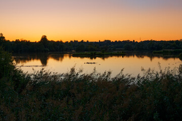 Sonnenuntergang im Vogelschutzgebiet NSG Garstadt bei Heidenfeld im Landkreis Schweinfurt, Unterfranken, Bayern, Deutschland