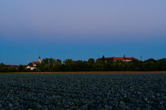 Blick auf Heidenfeld mit seiner Wallfahrtskirche und dem Kloster Heidenfeld auch Kloster Maria Hilf, Gemeinde R&ouml;thlein,  Landkreis Schweinfurt, Unterfranken, Franken, Bayern, Deutschland