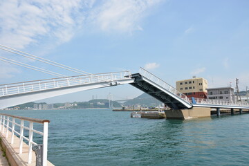 門司港レトロのシンボル：跳ね橋「ブルーウィングもじ」が開く風景