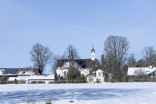 Kirche mit Friedhof in Eberfing