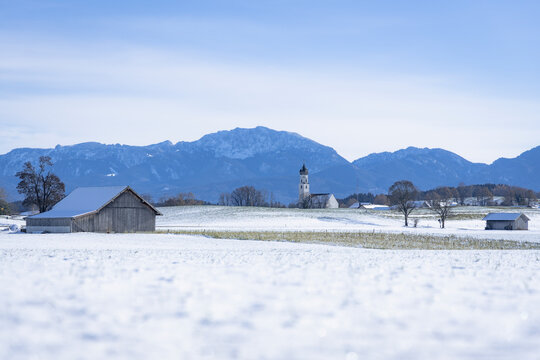 Kirche von Antdorf mit Benediktenwand