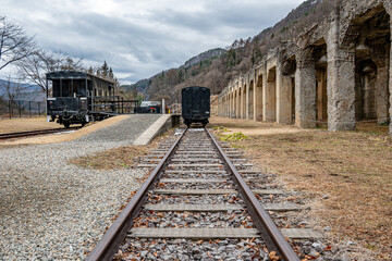 旧太子駅ホッパー棟と貨車