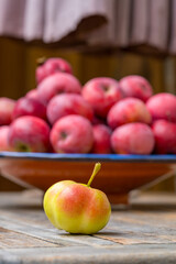 Ein Sternapfel vor einer Schale mit roten &Auml;pfeln