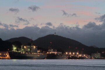 護衛艦が泊る夕暮れ © 博一 玉田