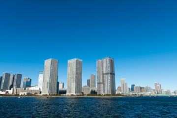 Obraz premium 冬の青空と豊洲から見た晴海 晴海運河 東京都江東区豊洲