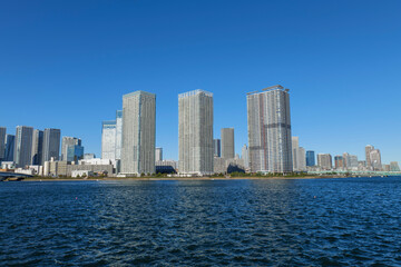 Obraz premium 冬の青空と豊洲から見た晴海 晴海運河 東京都江東区豊洲
