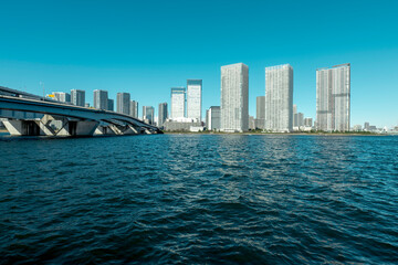 Fototapeta premium 冬の青空と豊洲から見た晴海 晴海運河 東京都江東区豊洲