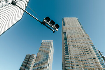 青空と高層マンションと信号機