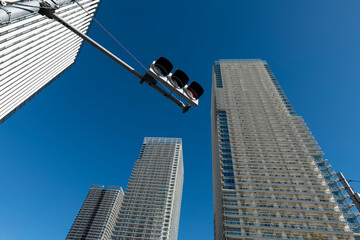 青空と高層マンションと信号機