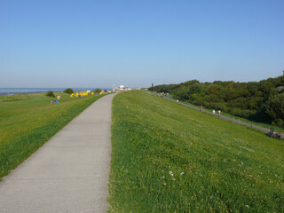 Auf dem Deich von Cuxhaven
