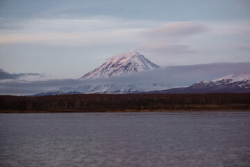 Obraz premium View of the Volcanoes at sunset in Petropavlovsk-Kamchatsky