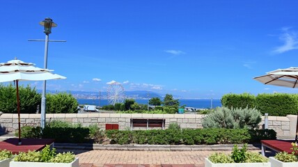 青空広がる夏の淡路島テラスからの絶景