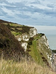 Blick entlang der Kreidefelsen Dover aufs Meer im Herbst