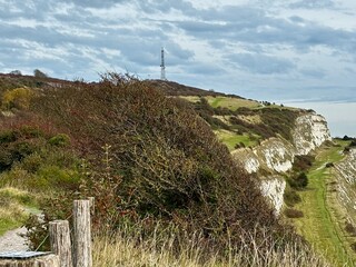 Blick auf die wei&szlig;en Klippen von Dover von einem Wanderweg aus