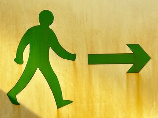 Hinweisschild gr&uuml;nes M&auml;nnchen Pfeil Richtung rechts