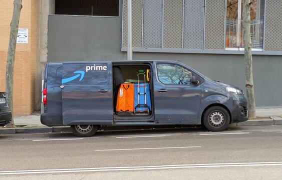 Furgoneta de reparto de Amazon Prime con la puerta abierta aparcada en una calle de Madrid, Espa&ntilde;a, 27 de diciembre de 2025
